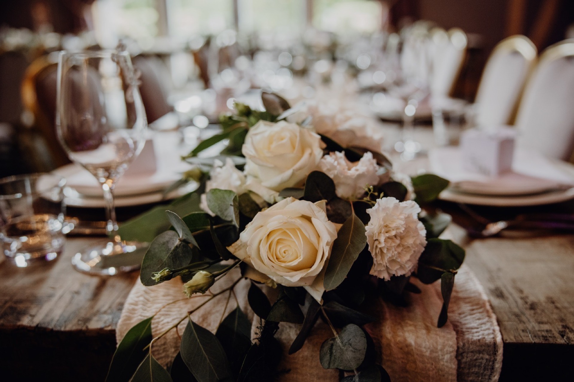 Hochzeit Tischdekoration – Rosen und Eukalyptus von Blütenmoment
