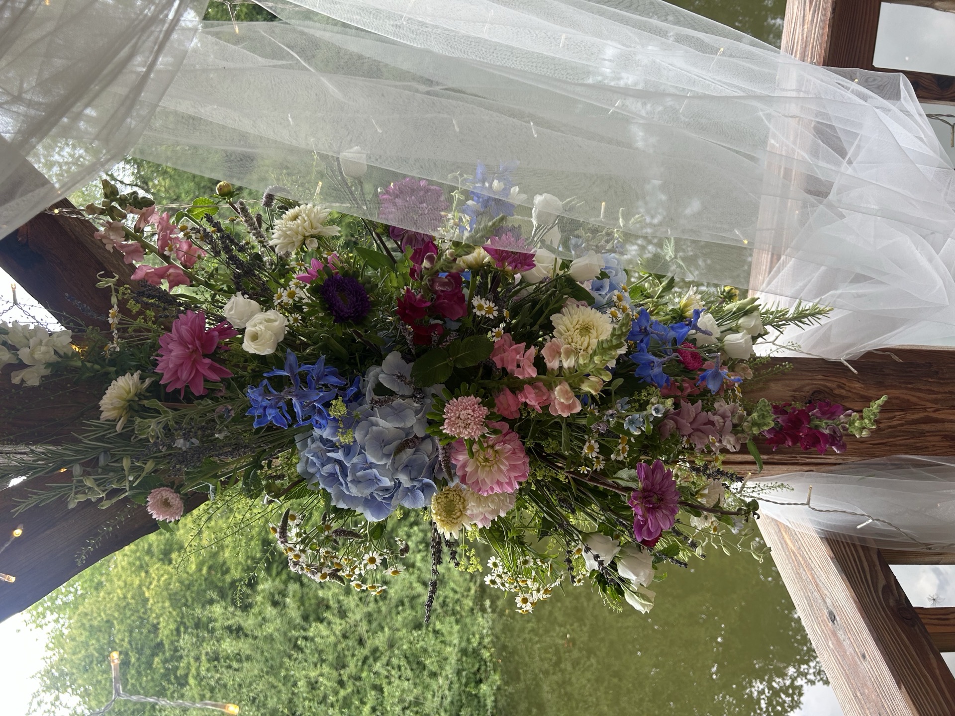Blumenbogen Trauung – floraler Hochzeitsrahmen Blütenmoment