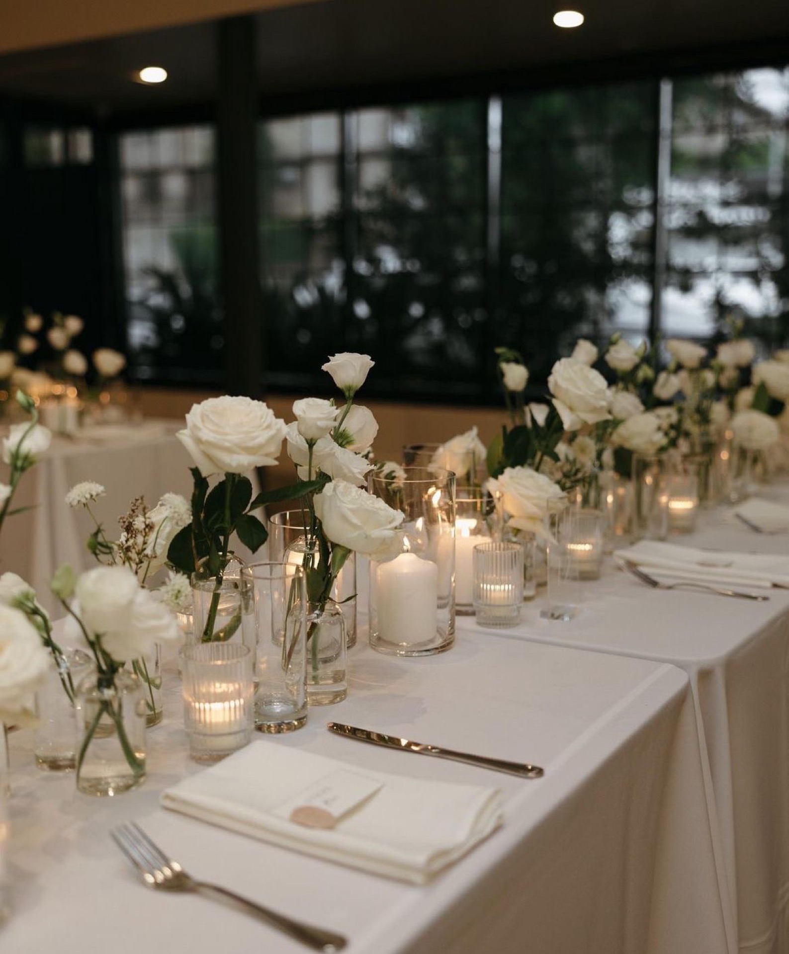 Hochzeit Tischdekoration weiße Rosen und Kerzen