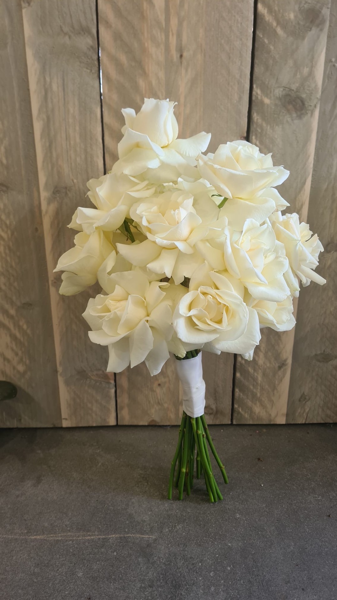 Trauerstrauß weiße Rosen – handgebunden von Blütenmoment